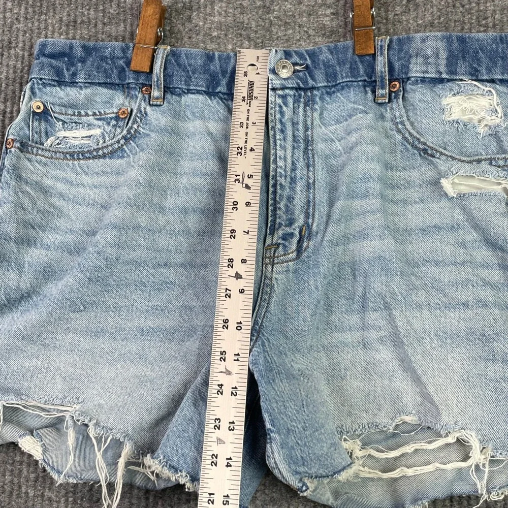 American Eagle Curvy Relaxed Short Womens 16 Light Blue Distressed Denim Strigid